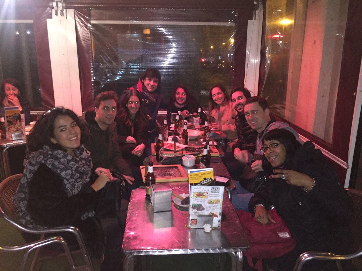 AinhoaMendiola's tweet photo. El #Equipo70 de @aulaCM de cañas!!! https://t.co/lCqdcOmo6r