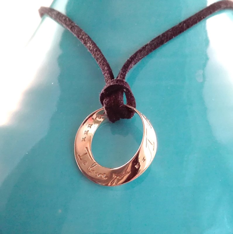 Zeg het jouw Allerliefste met deze prachtige Fairtrade&amp;Handmade hanger:
I LOVE YOU, I LOVE YOU MORE

mu-sieraden.nl/a-43294740/hal…