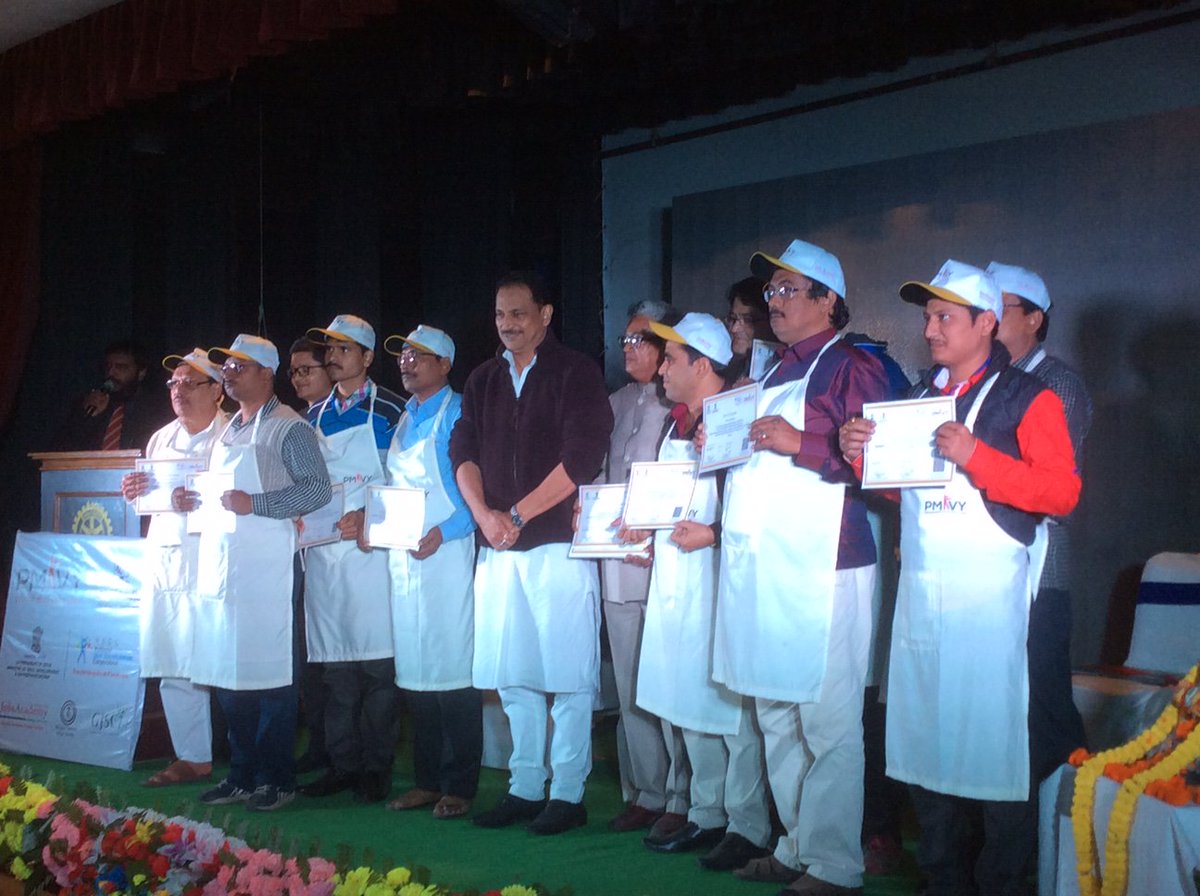 RajivPratapRudy's tweet photo. In Kolkata distributing RPL certificate, effort 2 recognise skilled Goldsmiths of WB @MSDESkillindia step 4 India as skill capital @PMOIndia https://t.co/T5k0okB1Aj
