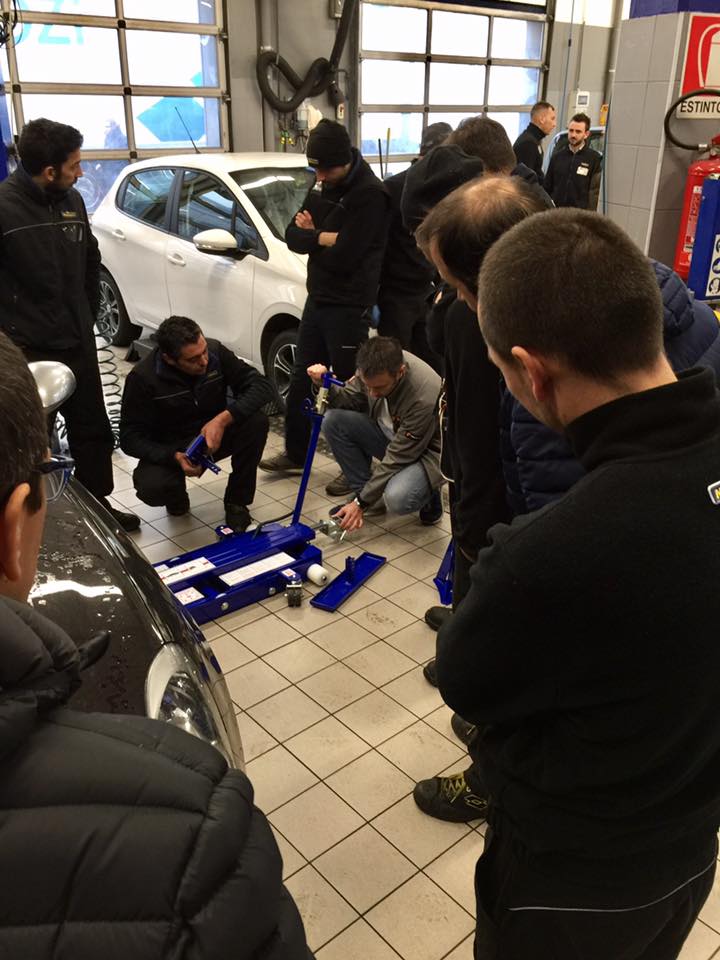 ASTRA_Auto's tweet photo. En la central de @norautoitalia. Curso de formación sobre el #miniLIFT. Gracias por vuestra hospitalidad y confianza en nuestros productos. https://t.co/aqTEXkkBLy