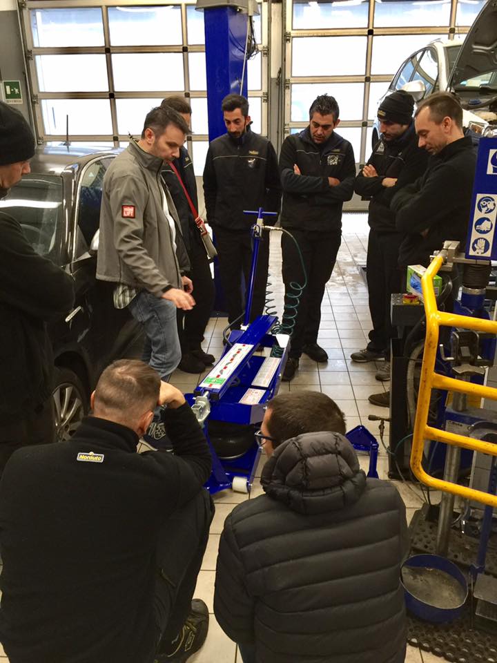 ASTRA_Auto's tweet photo. En la central de @norautoitalia. Curso de formación sobre el #miniLIFT. Gracias por vuestra hospitalidad y confianza en nuestros productos. https://t.co/aqTEXkkBLy