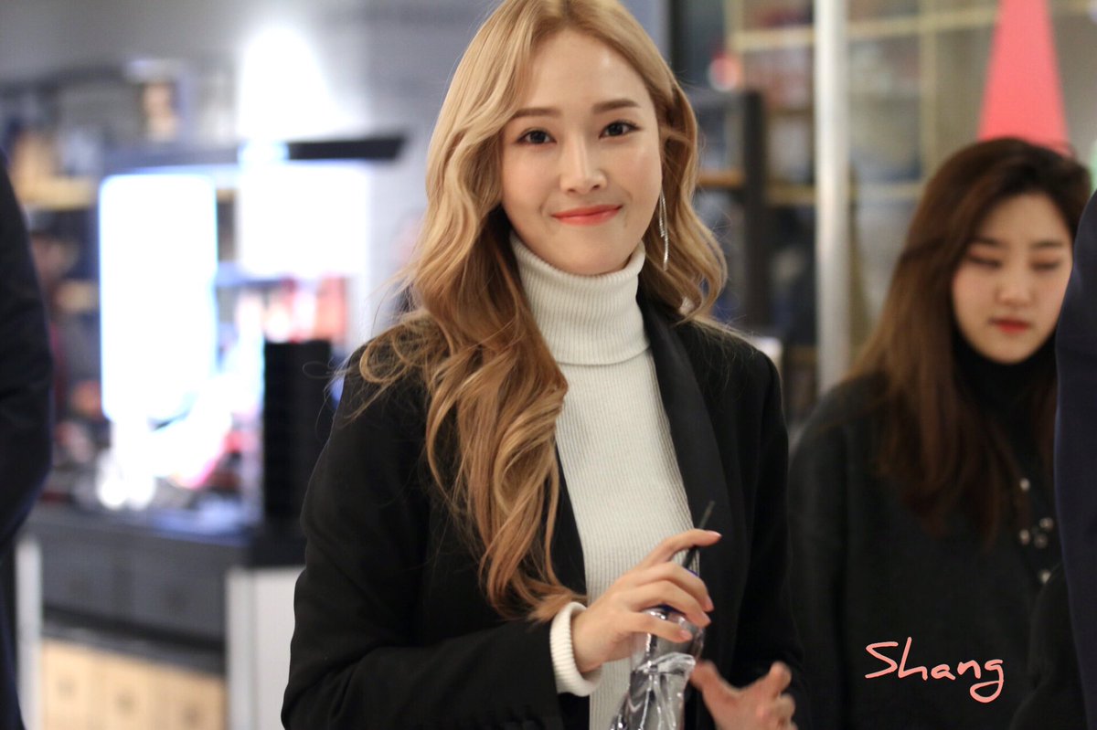 [PIC][16-12-2016]Jessica tham dự buổi Fansign cho "BLANC & ECLARE" tại Hyundai Department Trade Center Pop-Up Store vào chiều nay CzyUVkkUkAAscLi