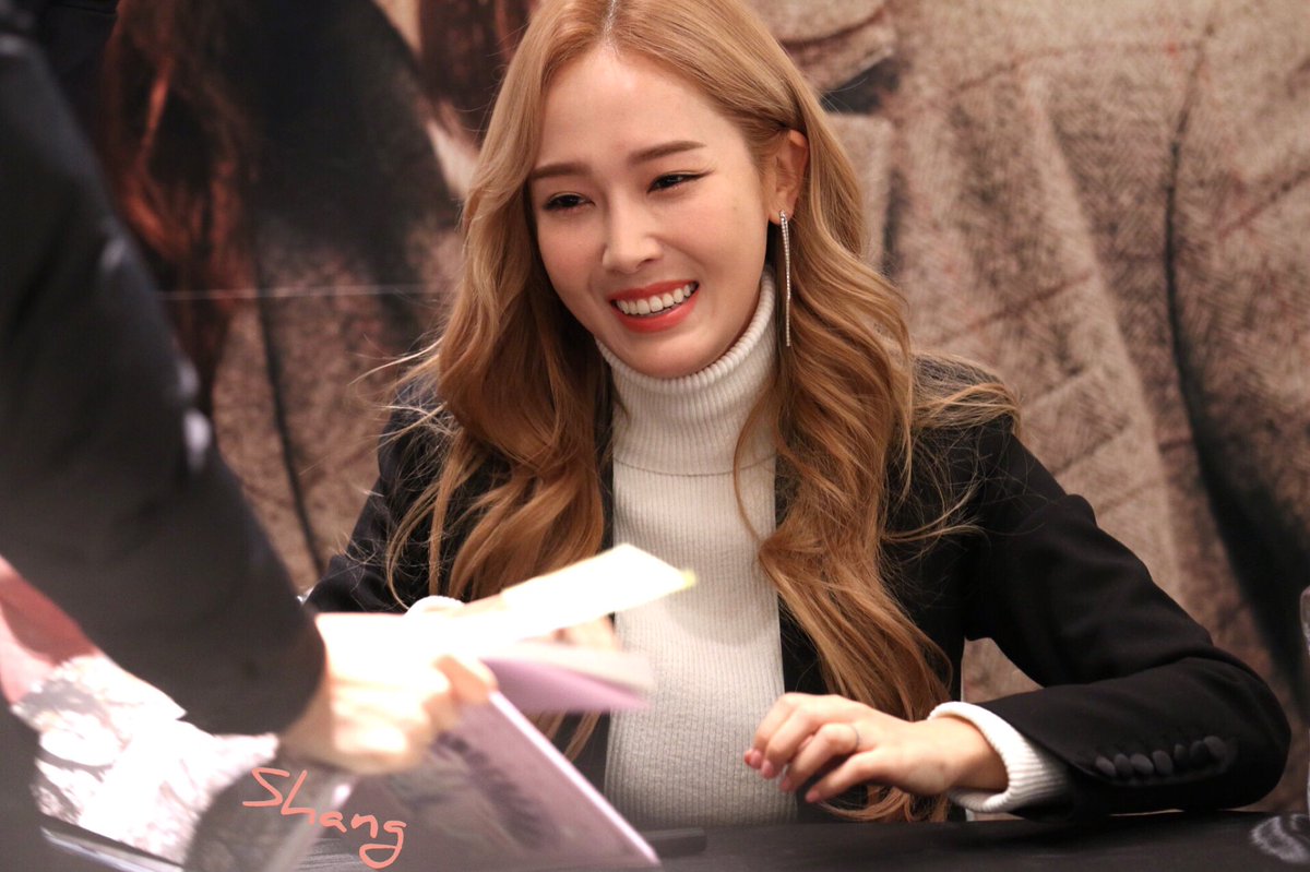 [PIC][16-12-2016]Jessica tham dự buổi Fansign cho "BLANC & ECLARE" tại Hyundai Department Trade Center Pop-Up Store vào chiều nay CzyUVklUAAEgy6q