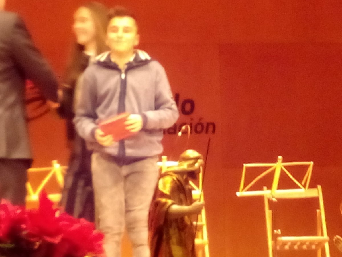 Sol de la Torre (1º premio) y Borja Alday (mención especial) ayer en el I Premio Europeo de Poesía Escolar Navideña. ¡FELICIDADES A AMBOS!