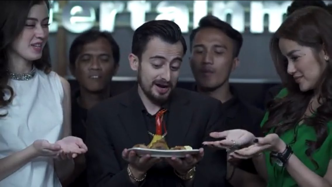 Kasih ke siapa yaaa? Diana atau Maura? #NETDramaQueen_25