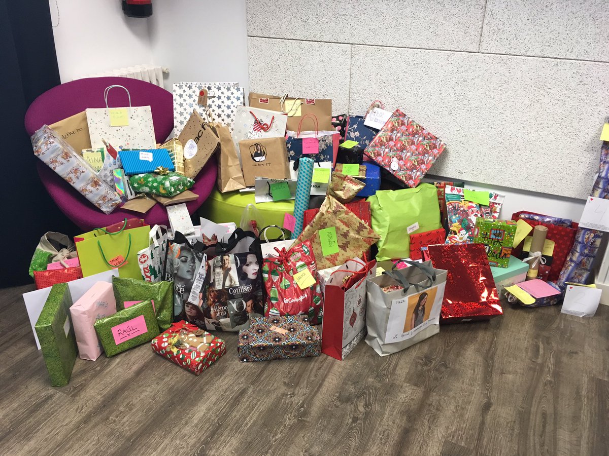 secretsanta_GR's tweet photo. ¡Qué de regalos! @EF_Judit tienes que buscar bien cuál es el tuyo 🙌🏻 https://t.co/oHu3k23aMM