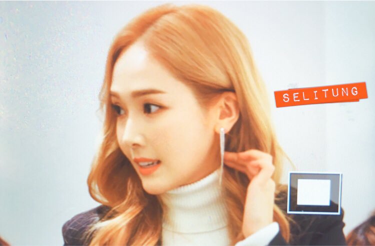 [PIC][16-12-2016]Jessica tham dự buổi Fansign cho "BLANC & ECLARE" tại Hyundai Department Trade Center Pop-Up Store vào chiều nay CzyVyiJUkAE9FLl