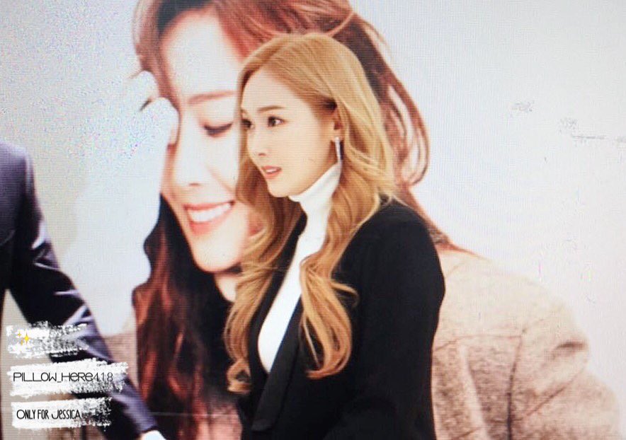 [PIC][16-12-2016]Jessica tham dự buổi Fansign cho "BLANC & ECLARE" tại Hyundai Department Trade Center Pop-Up Store vào chiều nay CzyYna4WgAEI-9o