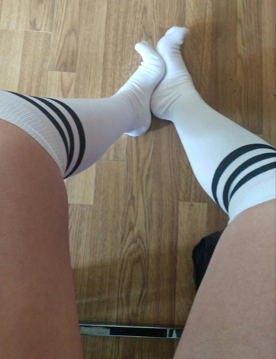 GoddessSasha1's tweet photo. nice gift! Hahaha Fuck off! #footfetish #paypig #findom https://t.co/JUM7dJOSLt