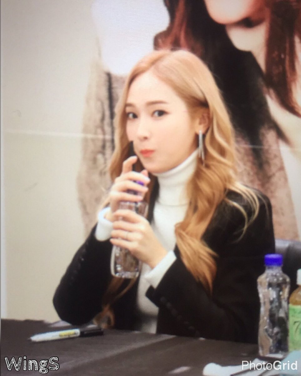 [PIC][16-12-2016]Jessica tham dự buổi Fansign cho "BLANC & ECLARE" tại Hyundai Department Trade Center Pop-Up Store vào chiều nay Czya-kUUUAA6ScA