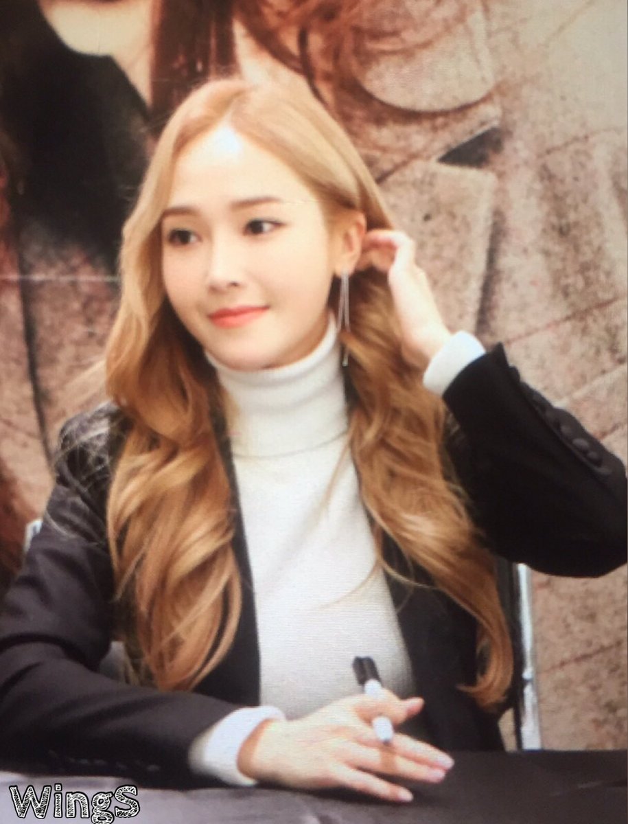 [PIC][16-12-2016]Jessica tham dự buổi Fansign cho "BLANC & ECLARE" tại Hyundai Department Trade Center Pop-Up Store vào chiều nay Czya-lcUkAAdotR