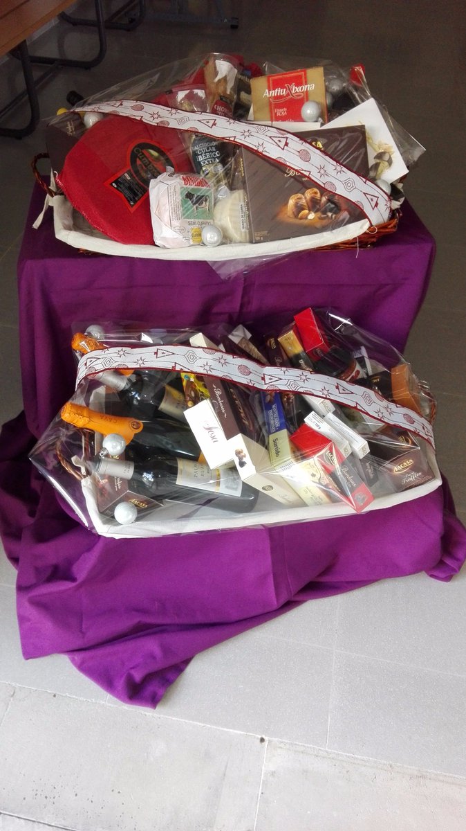 iessantmarcal's tweet photo. A la diada solidària es farà el sorteig d'aquesta fabulosa panera en benefici dels alumnes que van als viatges d'estudis. https://t.co/gRkFmVUwJd