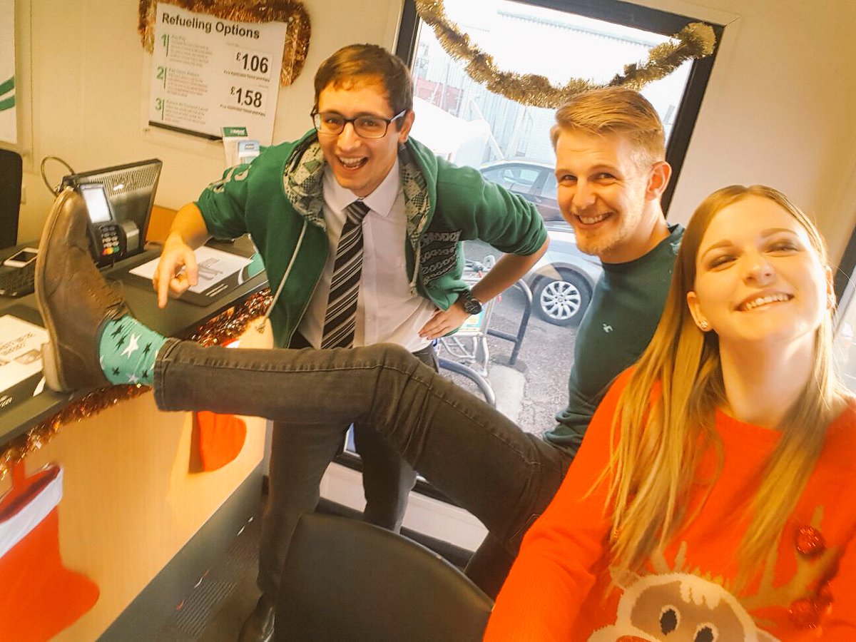 AndoERAC's tweet photo. Team U453 raising money for #Macmillan #Here4Elyse ps our pants are green as well #Slytherin4life https://t.co/ylAzP2SMqs