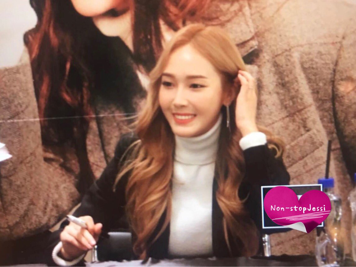 [PIC][16-12-2016]Jessica tham dự buổi Fansign cho "BLANC & ECLARE" tại Hyundai Department Trade Center Pop-Up Store vào chiều nay CzyexzEUoAAAMK_