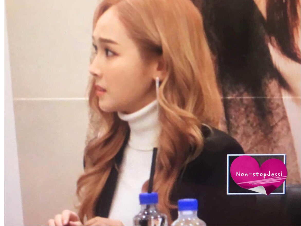 [PIC][16-12-2016]Jessica tham dự buổi Fansign cho "BLANC & ECLARE" tại Hyundai Department Trade Center Pop-Up Store vào chiều nay CzyexzFUsAAnZcD