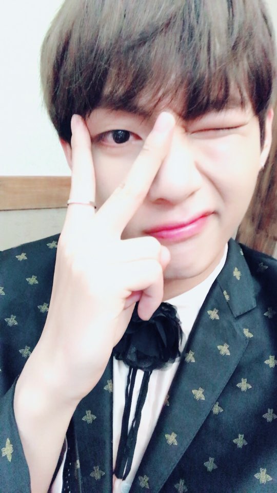 Day_fexjeon's tweet photo. ให้ภาพได้อธิบายเถอะ....
หยุดน่ารักได้แล้ว คิม แทฮยอง!!
#KOOKV https://t.co/a1qy9BRtlA