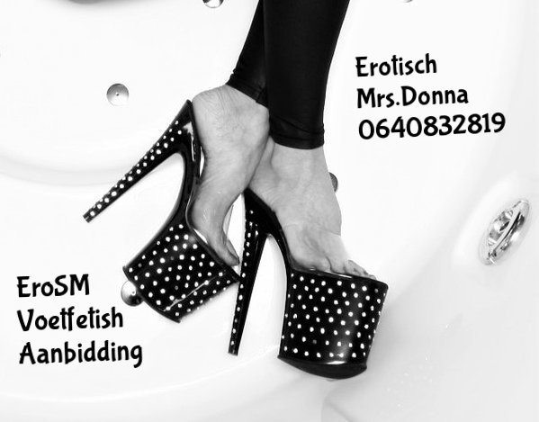 MeesteresDonna's tweet photo. Kom #slaaf en kus Mijn voetjes. 
#DenHaag #EROTISCH #SMspel met #ervaren #DOMINA. 
#FEMDOM # AANBIDDING #LATEXBONDAGE 
 #STRAPON #ANALPLAY https://t.co/WEaY1sbcsD