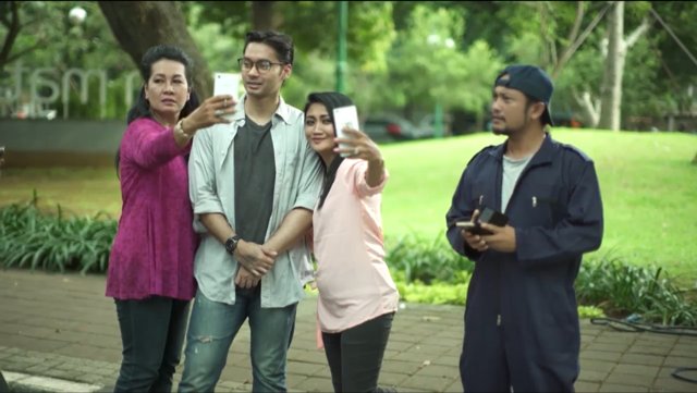 Waaah ada segerombolan ibu-ibu minta foto sama pierre nih gaes..  #NETDramaQueen_25