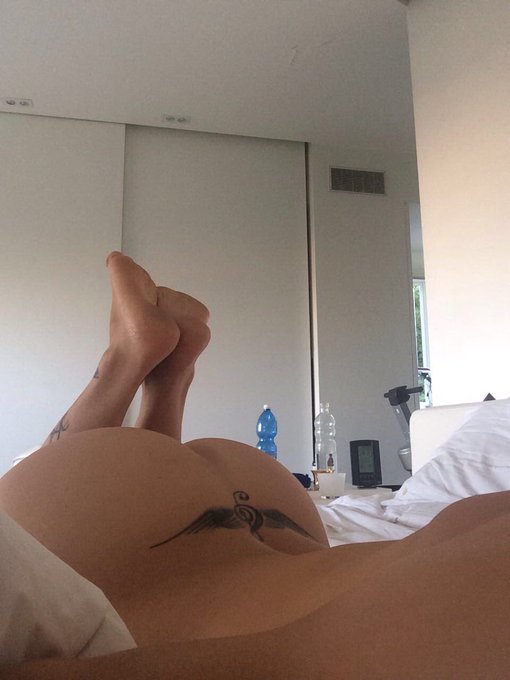 Allora in Tv vabene spogliarsi..x soldi 🤔😖😜😂 invece X moda x divertimento.. No.. &Egrave; Scandalo - non capisco