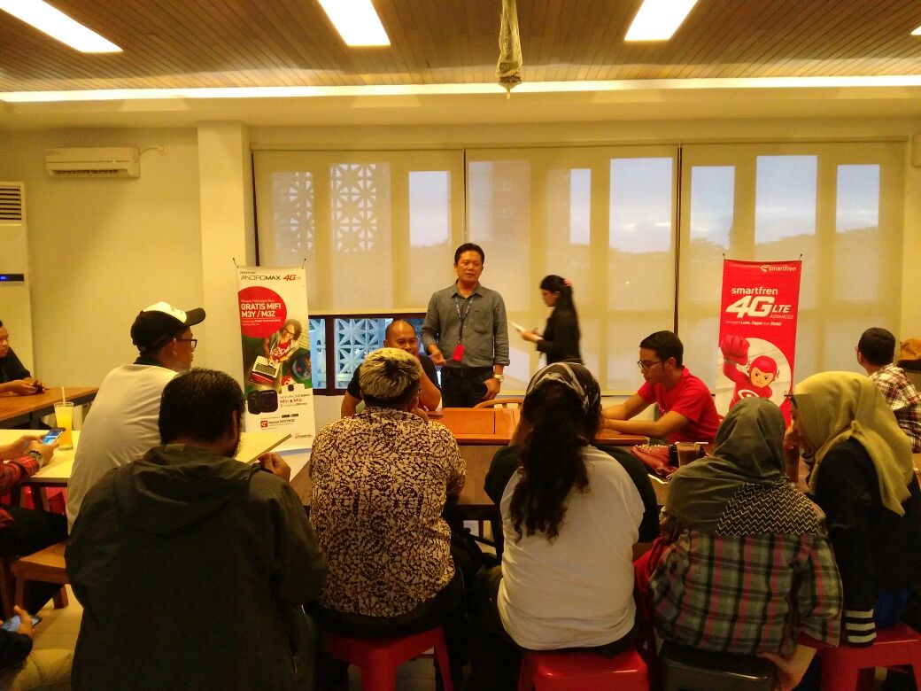 smartfrenworld's tweet photo. Smartfren gathering bersama blogger Makassar #4GinMakassar #4GinAja https://t.co/YDVKGSgCct