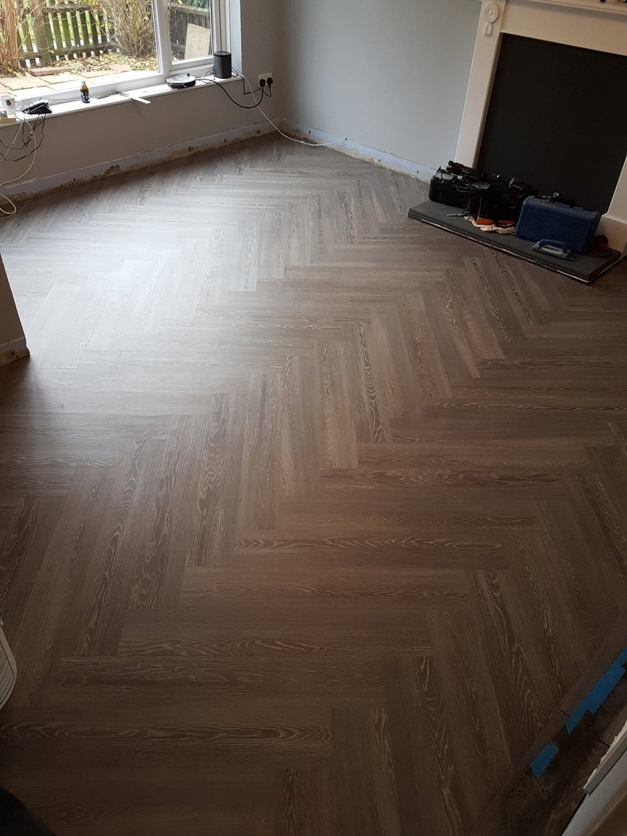 DW_Flooring's tweet photo. #mymapeiproject @j2flooring1 #rt10smokeygreyoak laid herringbone on @MapeiUKLtd #ecofixps https://t.co/T9YLHzejk5