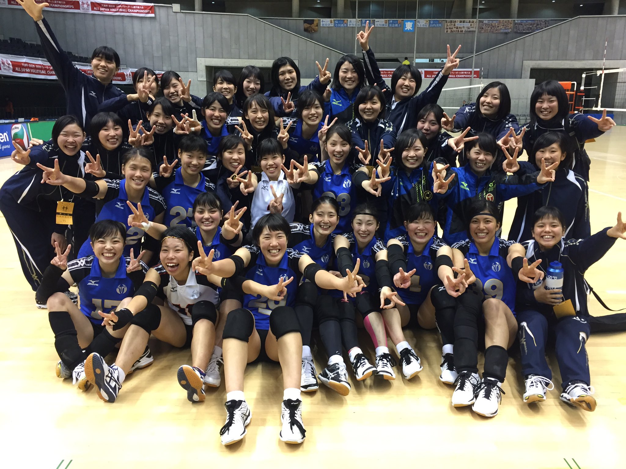 天皇杯 皇后杯 全日本バレーボール選手権大会 試合結果速報 女子cコート 第4試合 大阪体育大学 東九州龍谷高校 セットカウント3 2で 大阪体育大学 が勝利しました 本日の最終試合 最後の1点まで競り合う熱戦でした バレーボール 天皇