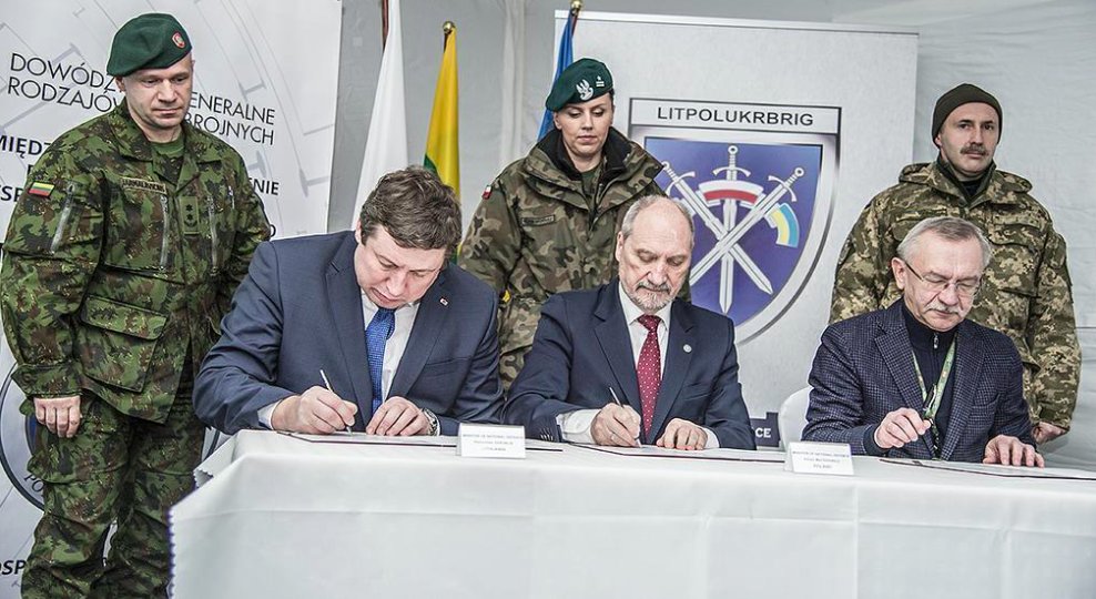 Defence24pl's tweet photo. #LITPOLUKRBRIG w pełnej gotowości bojowej https://t.co/gbPjZ6CUN8 | #Ukraina #Litwa @Macierewicz_A @MON_GOV_PL #CommonChallenge https://t.co/FwOITmjbnN