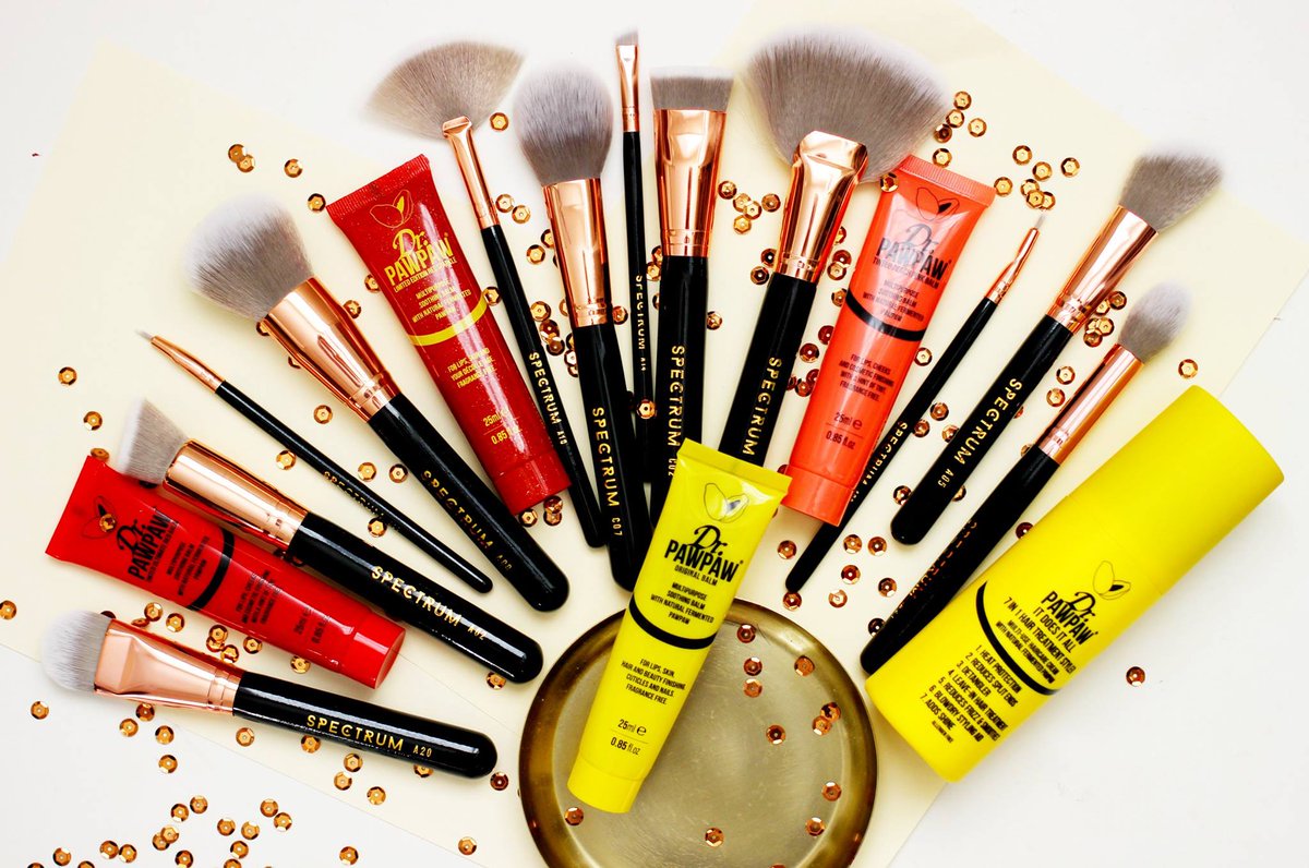 DrPAWPAW's tweet photo. A very special #FREEBIEFRIDAY for you! Just FAV &amp; RT this tweet to be in for a chance to #win a full set of #drpawpaw &amp; @Spectrumbrushes 🎄🎅💋 https://t.co/cXEi2gbAST