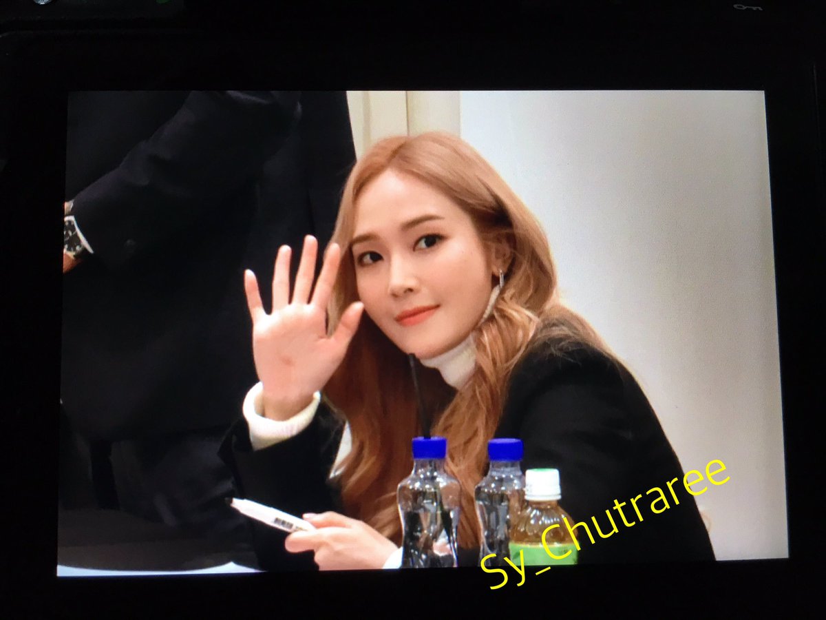 [PIC][16-12-2016]Jessica tham dự buổi Fansign cho "BLANC & ECLARE" tại Hyundai Department Trade Center Pop-Up Store vào chiều nay CzypUKJUkAAZvXT