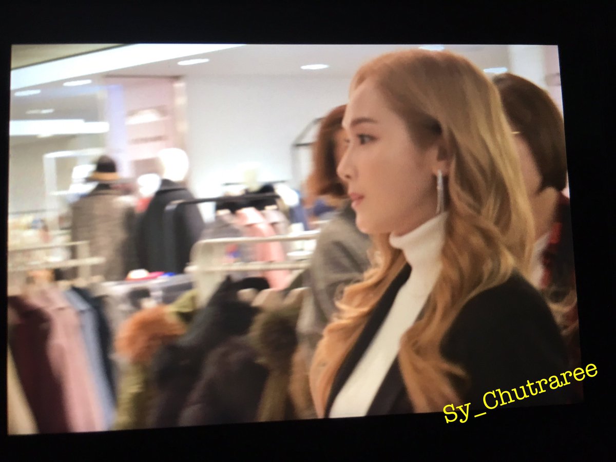 [PIC][16-12-2016]Jessica tham dự buổi Fansign cho "BLANC & ECLARE" tại Hyundai Department Trade Center Pop-Up Store vào chiều nay Czyr_vqUoAIpXn3