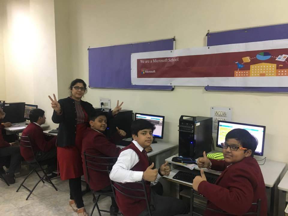 rashkath's tweet photo. Hour of code #msftschool #khmsmicrosoft https://t.co/o9no99Yaha