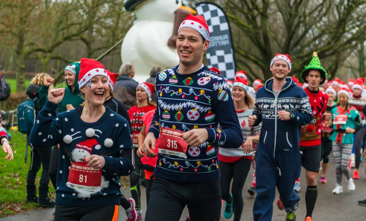 runnersworldnl's tweet image. Het weekend staat voor de deur, wat zijn jouw loopplannen? Foto: de Ugly Sweater Run van @RunMatAdam #foutekersttruiendag