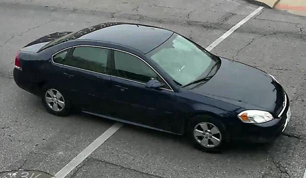 SLMPD's tweet image. Someone recognizes this bank robber. Tell @STLRCS @ 866-371-TIPS anonymously &amp;amp; you could be eligible for a reward. ow.ly/3yNr307cazY