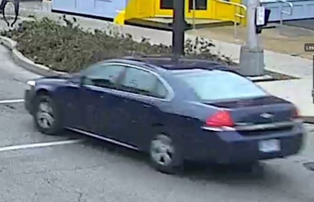 SLMPD's tweet image. Someone recognizes this bank robber. Tell @STLRCS @ 866-371-TIPS anonymously &amp;amp; you could be eligible for a reward. ow.ly/3yNr307cazY