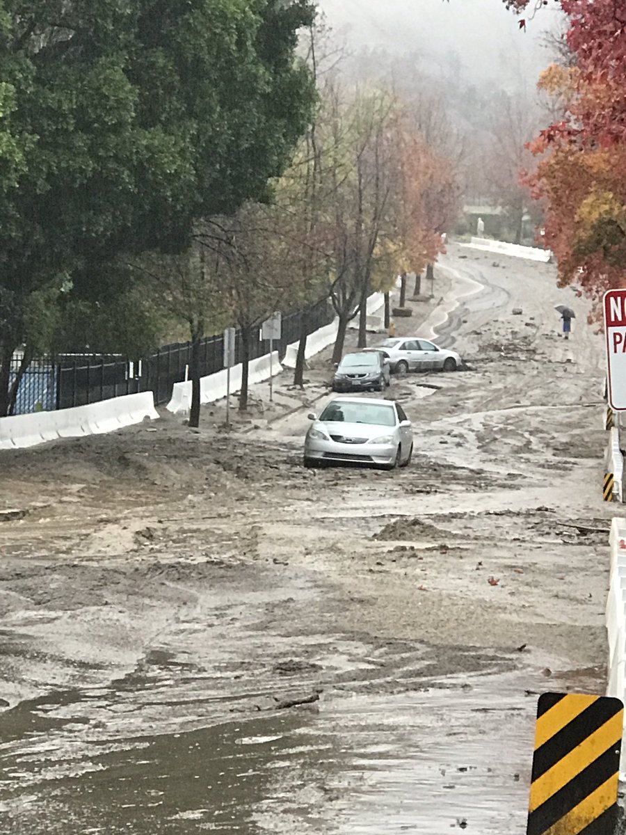 KaraFinnstrom's tweet image. #Duarte - 3 cars stuck in middle of #mudflow on #Melcanyon #cbsla