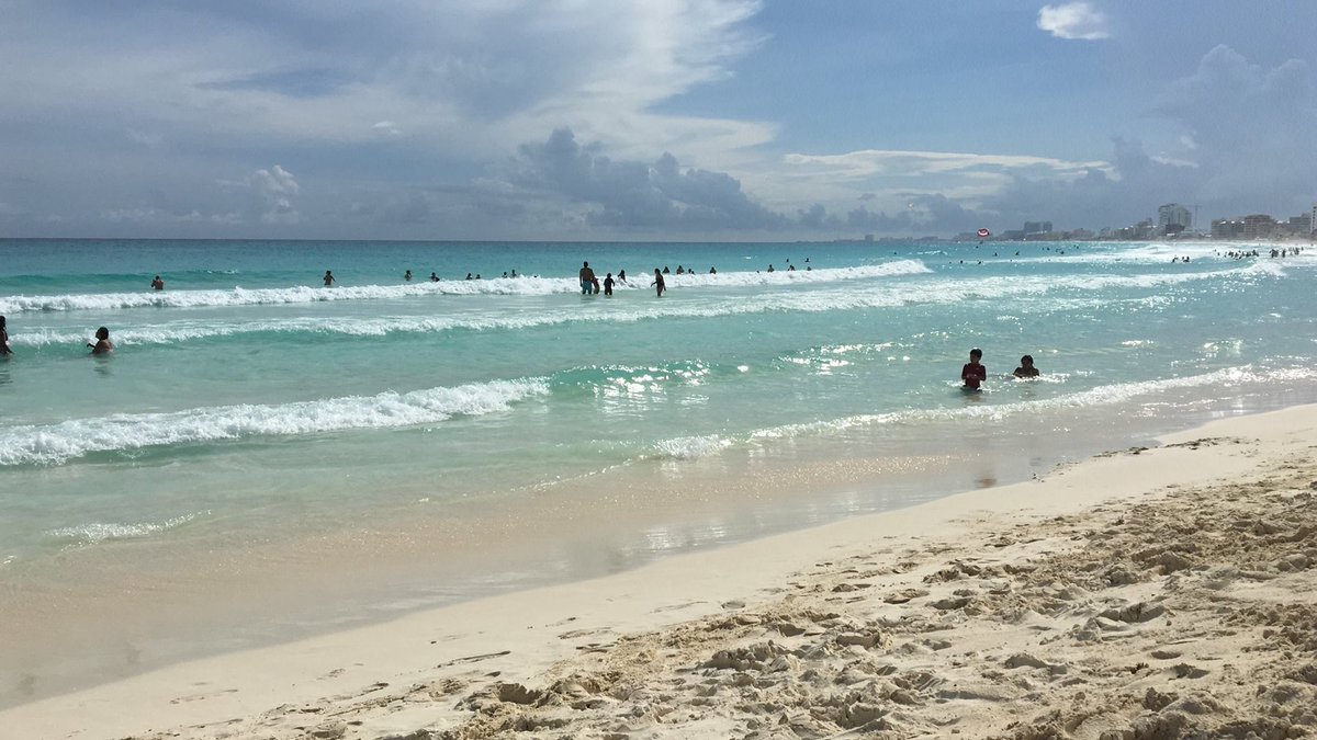 CARMTransfers's tweet photo. @LeeAbbamonte Come on down to #Cancun! Only white stuff we have here is winter white sand. 👌🏻😎🌴🌊 https://t.co/yKva3ciF37