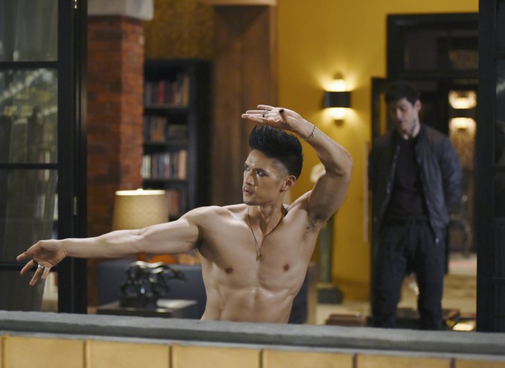 -Pasa Alec Caminando y Magnus actua normal