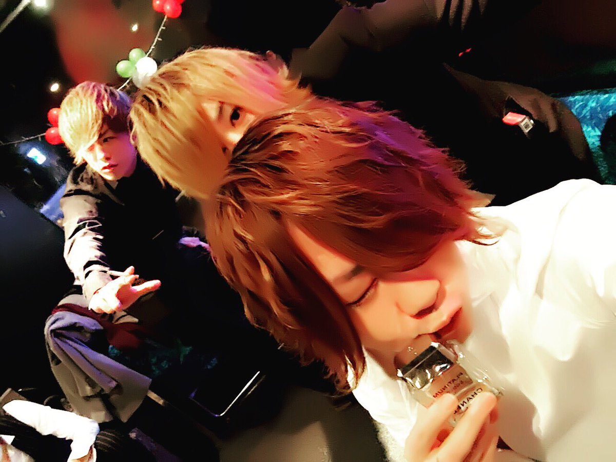 永愛 On Twitter 糞肉亭糞次郎とたるたると 営業前の1コマ この持ってる香水の名前 当てたら豪華景品かもは ご存知ですよね ご存知ですよね 糞肉亭糞次郎 たるたる 仲良いフリ ヒント Chanel 風邪治ってきてる疑惑 酒で風邪は治る Selfie 自撮り部 目指せ