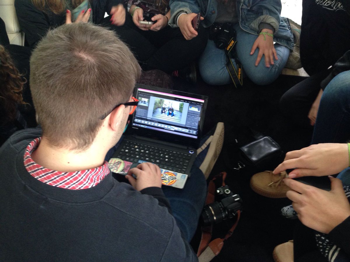 FundacioMies's tweet photo. Molt contents de rebre avui al #miespavilion els guanyadors de #EFiM16! Masterclass de #fotografia. @efim_cat @gencat #joves #arquitectura https://t.co/k0c3cpn6WE