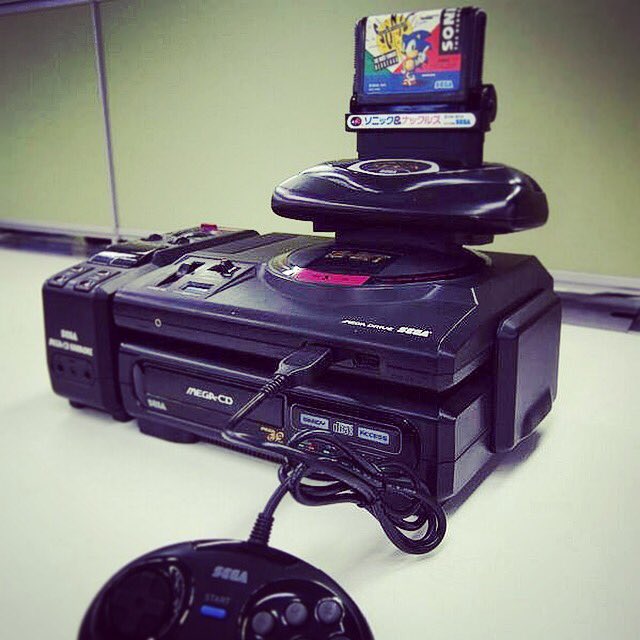 retropicaweb's tweet photo. Esto son extensiones y no las de los juegos online! Ojo al"castellet"consolero de esta #MegaDrive con (casi) todos sus posibles periféricos😎 https://t.co/6Ya0PNZSGJ