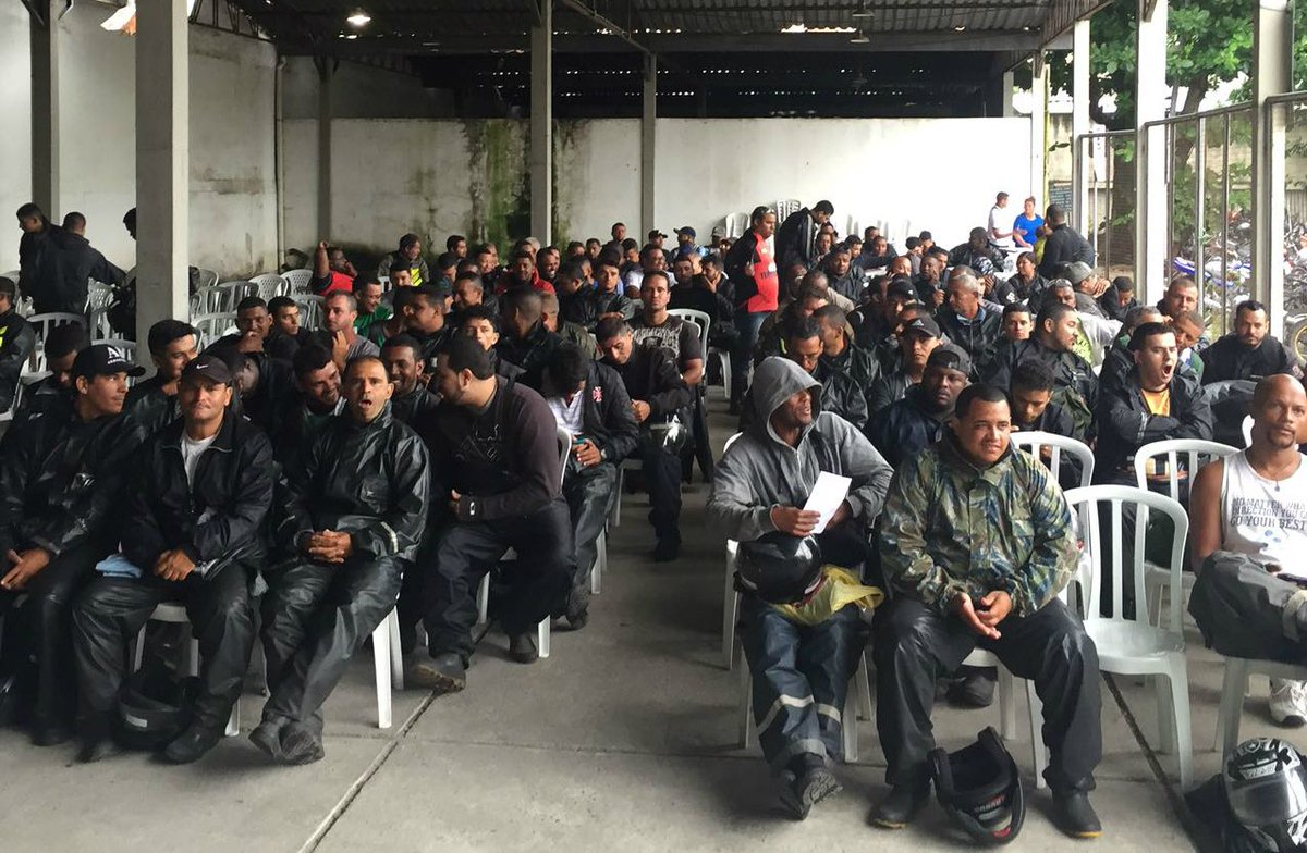 segovrio's tweet photo. Mais de 300 mototaxistas recebem autorização para oferecer transporte no Rio. Saiba mais: https://t.co/zw0e9ZEWoI #mobilidadeurbana #segov https://t.co/gN5aGYhE9L