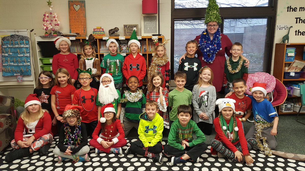 Hansen2ndGrade's tweet image. We are all feeling super festive today! #dressupdaysarethebest #happyfestivefriday