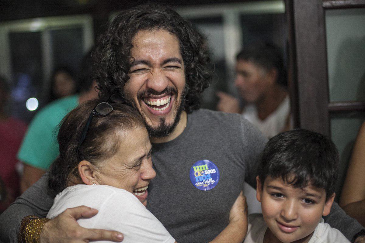 MidiaNINJA's tweet image. Querem calar um de nós. #EuApoioJeanWyllys 
Todo apoio à @jeanwyllys_real  

Foto: Mídia NINJA