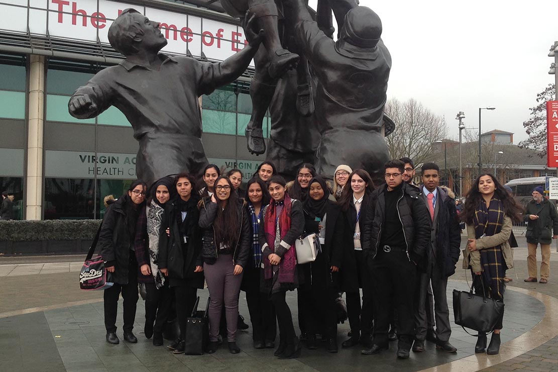 Come on you blues ... light or dark? Sixth Form at the Varsity Match hestoncommunityschool.co.uk/news/?pid=3&ni…