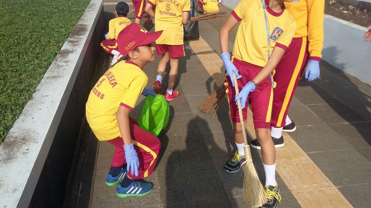 Hayuu sempatkan #SabtuSeru latian bareng #GerakanPungutSampah dan #BelajarDisiplinBersama dgn gembira. Gabung ya cc: <a href="/yot_bdg/">Young On Top Bandung</a> <a href="/infobandung/">infobandung</a>