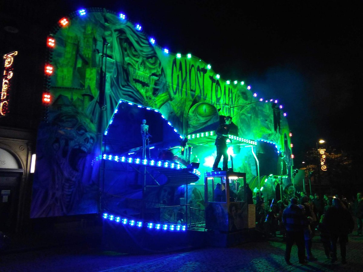Funfairthemepa1's tweet photo. Sheffield xmas lights switch on https://t.co/jpgZd2laYj