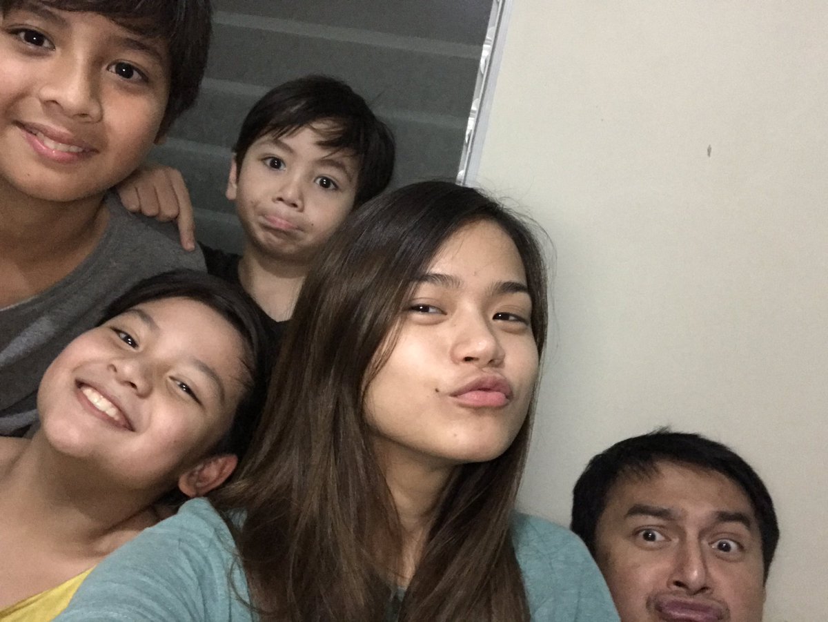 MarcCarlosDeL10's tweet photo. "@MissMarisRacal: Papang and the kids ❤️😊 https://t.co/RHQoGWhtDC"