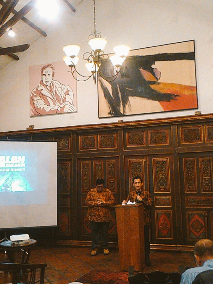 SimpulLBHJkt's tweet photo. Direktur @LBH_Jakarta  @AlghifAqsa  sdg membahas sedikit tentang profil dan signifikansi kerja @LBH_Jakarta khusus nya pada 2016 #TemeninLBH https://t.co/oO2BEcEs4I
