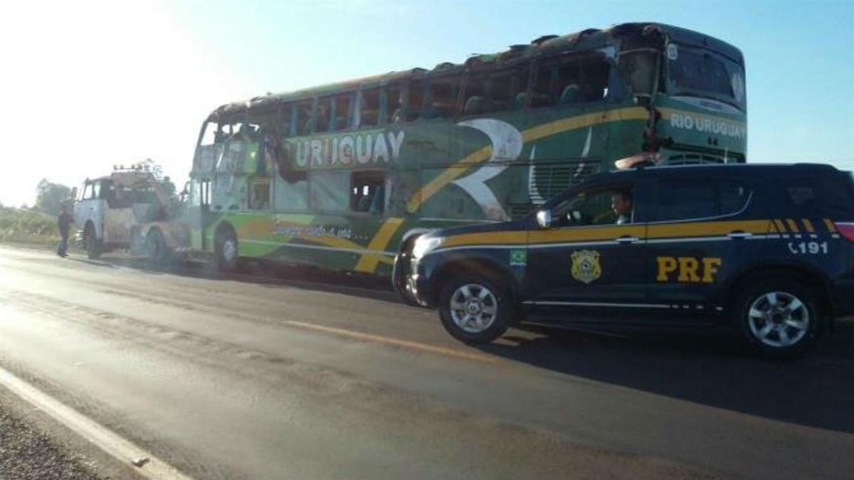 TRAGEDIA // Volcó un #micro con egresados argentinos en #Brasil: tres muertos [bit.ly/2hO0BGq]