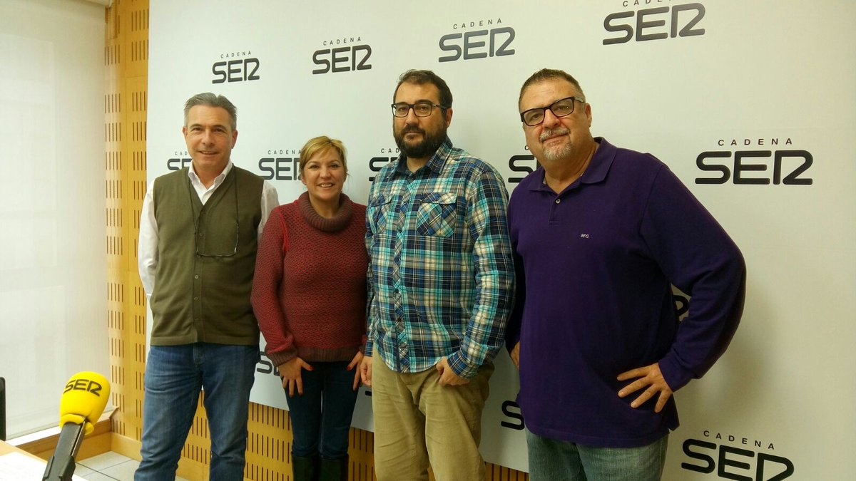 Les #innovafalles continuem explicant la nostra cadena solidària de bufandes al carrer! Gràcies <a href="/SERvalencia/">servalencia</a> per convidar-nos!